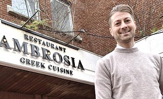 Denis Pankratz vor seinem griechischen Restaurant in Enger. - Meiko Haselhorst Denis Pankratz vor seinem griechischen Restaurant in Enger. - Meiko Haselhorst
