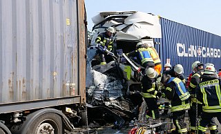 Bei einem schweren Unfall auf der A 44 zwischen der Anschlusstelle Lichtenau und dem Kreuz Bad Wünnenberg-Haaren fuhr ein Sattelzug auf einen Kleinbus und einen anderen Lastzug auf. - Ralph Meyer Bei einem schweren Unfall auf der A 44 zwischen der Anschlusstelle Lichtenau und dem Kreuz Bad Wünnenberg-Haaren fuhr ein Sattelzug auf einen Kleinbus und einen anderen Lastzug auf. - Ralph Meyer