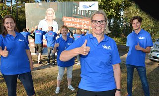 Fraktionsschefin und Bürgermeisterkandidation Britta Rusch (vorne) möchte mit ihrem Team möglichst viele Bürger überzeugen. Falls es gelingt, vier Sitze im Rat zu bekommen, wären Sara Steinbeck, Jutta Kampschulte und Dustin Schulz (vorne v. l.) dabei. Auf den Shirts der weiteren Kandidaten, die sich an das Wahlplakat lehnen, steht, worauf es ankommt. - Karin Prignitz Fraktionsschefin und Bürgermeisterkandidation Britta Rusch (vorne) möchte mit ihrem Team möglichst viele Bürger überzeugen. Falls es gelingt, vier Sitze im Rat zu bekommen, wären Sara Steinbeck, Jutta Kampschulte und Dustin Schulz (vorne v. l.) dabei. Auf den Shirts der weiteren Kandidaten, die sich an das Wahlplakat lehnen, steht, worauf es ankommt. - Karin Prignitz