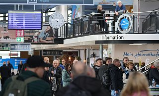 Während an 13 anderen deutschen Flughäfen gestreikt wird, fertigt Paderborn/Lippstadt 50 zusätzliche Starts und Landungen ab. - Jens Reddeker Während an 13 anderen deutschen Flughäfen gestreikt wird, fertigt Paderborn/Lippstadt 50 zusätzliche Starts und Landungen ab. - Jens Reddeker