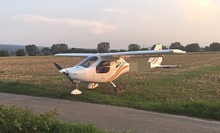 Flieger am Radweg: Das Ultraleichtflugzeug wurde bei der Außenlandung kaum beschädigt. - Privat Flieger am Radweg: Das Ultraleichtflugzeug wurde bei der Außenlandung kaum beschädigt. - Privat