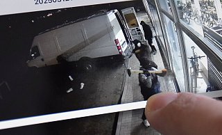 Die Überwachungskamera hielt fest, wie vier Personen mit einem Lieferwagen vorfuhren, mit Vorschlaghämmern die Schaufensterscheibe einschlugen und neun Räder stahlen. Hier ist eine Sequenz auf dem Handy des Inhabers zu sehen. - Dirk Haunhorst Die Überwachungskamera hielt fest, wie vier Personen mit einem Lieferwagen vorfuhren, mit Vorschlaghämmern die Schaufensterscheibe einschlugen und neun Räder stahlen. Hier ist eine Sequenz auf dem Handy des Inhabers zu sehen. - Dirk Haunhorst