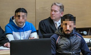 Ein Familienclan - hier Mitglieder sowie Rechtsanwalt Carsten Ernst (hinten r.) - steht derzeit am Landgericht im Fokus. - Andreas Zobe (Archivbild) Ein Familienclan - hier Mitglieder sowie Rechtsanwalt Carsten Ernst (hinten r.) - steht derzeit am Landgericht im Fokus. - Andreas Zobe (Archivbild)