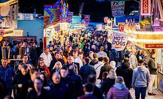 Buntes Treiben in Schloß Holte Stukenbrock: Viele Besucher schlenderten am Samstag über den Pollhans-Markt. - Besim Mazhiqi Buntes Treiben in Schloß Holte Stukenbrock: Viele Besucher schlenderten am Samstag über den Pollhans-Markt. - Besim Mazhiqi