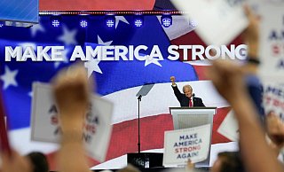 Vom Gefängnis in Miami auf die Bühne in Milwaukee: der Trump-Verbündete Peter Navarro. - Carolyn Kaster/AP/dpa Vom Gefängnis in Miami auf die Bühne in Milwaukee: der Trump-Verbündete Peter Navarro. - Carolyn Kaster/AP/dpa