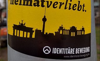 Mit Aufklebern (wie hier 2018 in Schloß-Holte) oder Flyern macht die Identitäre Bewegung auf sich aufmerksam. - Sebastian Beeg Mit Aufklebern (wie hier 2018 in Schloß-Holte) oder Flyern macht die Identitäre Bewegung auf sich aufmerksam. - Sebastian Beeg