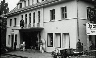 Ein großes „W" ziert das Gebäude, das einmal ein Kino war. - Foto: Georg Heese (Kommunalarchiv) Ein großes „W" ziert das Gebäude, das einmal ein Kino war. - Foto: Georg Heese (Kommunalarchiv)