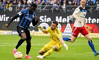 Paderborns Sirlord Conteh hat nach 50 Sekunden das 1:0 auf dem Fuß und kommt auch an HSV-Keeper Daniel Heuer Fernandes vorbei.Doch der ehemalige SCP-Kapitän Sebastian Schonlau (r.) verhindert den Einschlag. - dpa Paderborns Sirlord Conteh hat nach 50 Sekunden das 1:0 auf dem Fuß und kommt auch an HSV-Keeper Daniel Heuer Fernandes vorbei.Doch der ehemalige SCP-Kapitän Sebastian Schonlau (r.) verhindert den Einschlag. - dpa