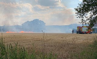 In Schröttinghausen steht ein Feld in Flammen. - Chris-Jan Heidemann In Schröttinghausen steht ein Feld in Flammen. - Chris-Jan Heidemann