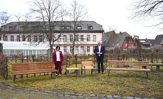 Claudia Koch (Baudezernentin und Landesgartenschau-Geschäftsführerin) und Bürgermeister Daniel Hartmann präsentieren die Siegermodelle für den Remtergarten (l.), Stadtplätze und Weserpromenade (Mitte) und den Wall (r.). - LGS Claudia Koch (Baudezernentin und Landesgartenschau-Geschäftsführerin) und Bürgermeister Daniel Hartmann präsentieren die Siegermodelle für den Remtergarten (l.), Stadtplätze und Weserpromenade (Mitte) und den Wall (r.). - LGS