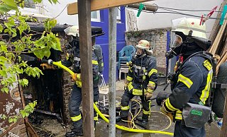 Mit Atemschutz ausgerüstete Feuerwehrmänner an der Brandstelle. - Christian Mathiesen Mit Atemschutz ausgerüstete Feuerwehrmänner an der Brandstelle. - Christian Mathiesen