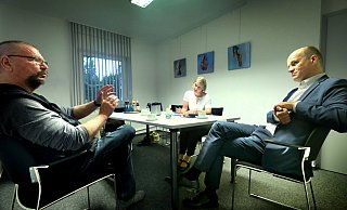 Am Besprechungstisch: Eduard Jagodka (l.) berichtet Ralph Brinkhaus von den Sorgen der Sportschützen. Helen Wiesner, Mitarbeiterin von Brinkhaus, schreibt mit. - Andreas Frücht Am Besprechungstisch: Eduard Jagodka (l.) berichtet Ralph Brinkhaus von den Sorgen der Sportschützen. Helen Wiesner, Mitarbeiterin von Brinkhaus, schreibt mit. - Andreas Frücht