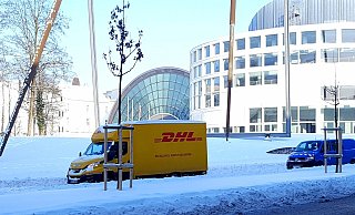 Der Schnee hatte auch die Post für einige Tage ausgebremst, doch der ist inzwischen ja geschmolzen. - Kurt Ehmke Der Schnee hatte auch die Post für einige Tage ausgebremst, doch der ist inzwischen ja geschmolzen. - Kurt Ehmke