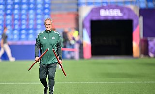 Bundestrainer Wück beim Abschlusstraining in Basel. - Sebastian Christoph Gollnow/dpa Bundestrainer Wück beim Abschlusstraining in Basel. - Sebastian Christoph Gollnow/dpa