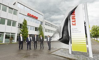 Eröffnung des CLAAS Campus Herzebrock - mit dabei waren (von links): Jan Nachtwey (Geschäftsführung CLAAS Vertriebsgesellschaft), Wolf von Wendorff (Leiter Digitalisierung und Prozesse, Business Unit Sales & Service), David Knorr (Leiter IT-Lösungen für die Business Unit Sales & Service in der Corporate IT), Hans Lampert (CLAAS Konzernleitung, verantwortlich für Bilanzen, Controlling und Betriebswirtschaft) und Dr. Benjamin Schutte (CVG Geschäftsführung). - Claas Eröffnung des CLAAS Campus Herzebrock - mit dabei waren (von links): Jan Nachtwey (Geschäftsführung CLAAS Vertriebsgesellschaft), Wolf von Wendorff (Leiter Digitalisierung und Prozesse, Business Unit Sales & Service), David Knorr (Leiter IT-Lösungen für die Business Unit Sales & Service in der Corporate IT), Hans Lampert (CLAAS Konzernleitung, verantwortlich für Bilanzen, Controlling und Betriebswirtschaft) und Dr. Benjamin Schutte (CVG Geschäftsführung). - Claas
