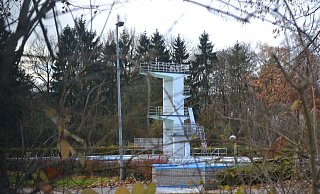 Hat seine besten Seiten hinter sich: Der zehn Meter hohe Sprungturm im Bünder Freibad. - Peter Heidbrink Hat seine besten Seiten hinter sich: Der zehn Meter hohe Sprungturm im Bünder Freibad. - Peter Heidbrink