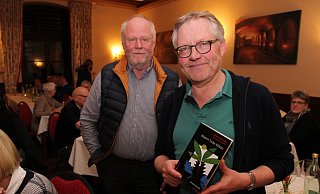 Nach 20 Jahren lässt sich sagen: Lippe ohne Krimi ist wie Pickert ohne Mehl. In Helpup stellen Jürgen Reitemeier (l.) und Wolfram Tewes ihren neuen Regionalkrimi vor. - Knut Dinter Nach 20 Jahren lässt sich sagen: Lippe ohne Krimi ist wie Pickert ohne Mehl. In Helpup stellen Jürgen Reitemeier (l.) und Wolfram Tewes ihren neuen Regionalkrimi vor. - Knut Dinter