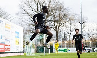 Nur nicht abheben: Ba-Muaka Simakala nach seinem 12. Saisontreffer. Foto: Noah Wedel - Noah Wedel Nur nicht abheben: Ba-Muaka Simakala nach seinem 12. Saisontreffer. Foto: Noah Wedel - Noah Wedel