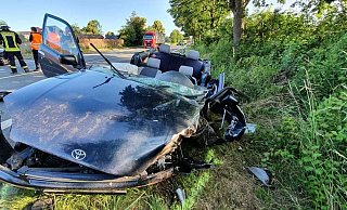 Das Dach des Toyota Starlet wurde von der Feuerwehr abgeschnitten. - Gerald Dunkel Das Dach des Toyota Starlet wurde von der Feuerwehr abgeschnitten. - Gerald Dunkel