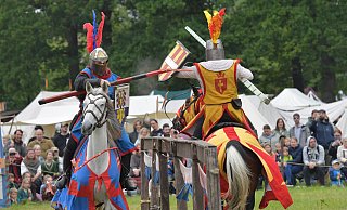 Das Ritterturnier von "Mandshur Tengri" war einer der Hauptattraktionen beim Mittelalterfest Anno 1280 auf dem Rittergut Kruse in Gütersloh. - sport/presse/foto Dünhölter Das Ritterturnier von "Mandshur Tengri" war einer der Hauptattraktionen beim Mittelalterfest Anno 1280 auf dem Rittergut Kruse in Gütersloh. - sport/presse/foto Dünhölter