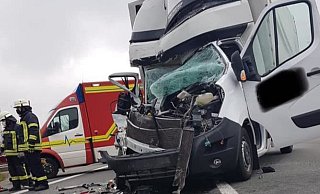 Der Fahrer des Kleintransporters übersah einen 40-Tonner. - Feuerwehr Vlotho Der Fahrer des Kleintransporters übersah einen 40-Tonner. - Feuerwehr Vlotho
