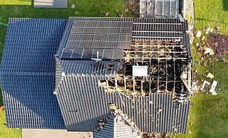 Bei dem Brand in einem Nieheimer Ortsteil wurde der Dachstuhl großflächig zerstört. - Feuerwehr Steinheim Bei dem Brand in einem Nieheimer Ortsteil wurde der Dachstuhl großflächig zerstört. - Feuerwehr Steinheim