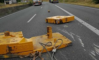 Diese Gegendstände verlor der Lkw während der Fahrt - Polizei Diese Gegendstände verlor der Lkw während der Fahrt - Polizei