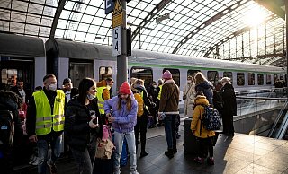 Kriegsflüchtlinge aus der Ukraine kommen am Berliner Hauptbahnhof an. - Foto: Fabian Sommer/dpa Kriegsflüchtlinge aus der Ukraine kommen am Berliner Hauptbahnhof an. - Foto: Fabian Sommer/dpa