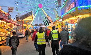Polizei und Sicherheitsdienste waren auf dem Festplatz und im Festzelt in Teams unterwegs und sorgten für Sicherheit. - Simone Flörke Polizei und Sicherheitsdienste waren auf dem Festplatz und im Festzelt in Teams unterwegs und sorgten für Sicherheit. - Simone Flörke