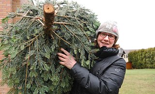 Guten Flug: Kerstin Hennig-Wippich findet nach ein paar Versuchen die richtige Technik, wirft den ausgemusterten Weihnachtsbaum in der Mittelklasse 4,63 Meter weit und sichert sich 2017 den Sieg. - Heike von Schulz Guten Flug: Kerstin Hennig-Wippich findet nach ein paar Versuchen die richtige Technik, wirft den ausgemusterten Weihnachtsbaum in der Mittelklasse 4,63 Meter weit und sichert sich 2017 den Sieg. - Heike von Schulz