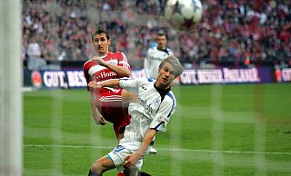 Einen Schritt zu spät: Nils Fischer kann dem Schuss von Bayern Münchens Miroslav Klose (l.) im November 2008 nur hinterherschauen. Es war das 1:0, die Bayern siegten 3:1. - imago sportfotodienst Einen Schritt zu spät: Nils Fischer kann dem Schuss von Bayern Münchens Miroslav Klose (l.) im November 2008 nur hinterherschauen. Es war das 1:0, die Bayern siegten 3:1. - imago sportfotodienst