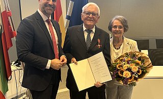 Landrat Ali Dogan überreichte Günter Seidel den Verdienstorden. Blumen erhielt Seidels Frau Heidi, die ebenfalls seit Jahrzehnten ehrenamtlich für den TuSpo Rahden aktiv ist. - Kreis Minden-Lübbecke Landrat Ali Dogan überreichte Günter Seidel den Verdienstorden. Blumen erhielt Seidels Frau Heidi, die ebenfalls seit Jahrzehnten ehrenamtlich für den TuSpo Rahden aktiv ist. - Kreis Minden-Lübbecke