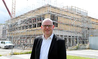 Jan Maik Schlifter steht vor dem Rohbau des Hörsaalgebäudes Y. Der Ausbau der Universität ist für ihn ein zentraler Punkt bei der Modernisierung der Stadt. - Wolfgang Rudolf Jan Maik Schlifter steht vor dem Rohbau des Hörsaalgebäudes Y. Der Ausbau der Universität ist für ihn ein zentraler Punkt bei der Modernisierung der Stadt. - Wolfgang Rudolf