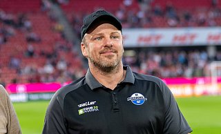 Am 25. Oktober 2024 erlebte Lukas Kwasniok beim Paderborner 2:1-Sieg sein erstes Spiel als Trainer im Kölner Rheinenergie-Stadion. Künftig wird er dort regelmäßig an der Seitenlinie stehen. - IMAGO/Kirchner-Media Am 25. Oktober 2024 erlebte Lukas Kwasniok beim Paderborner 2:1-Sieg sein erstes Spiel als Trainer im Kölner Rheinenergie-Stadion. Künftig wird er dort regelmäßig an der Seitenlinie stehen. - IMAGO/Kirchner-Media
