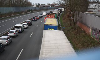 Stau nach einem Unfall auf der A30 bei Bünde. - Björn Kenter Stau nach einem Unfall auf der A30 bei Bünde. - Björn Kenter