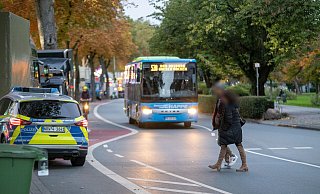 Einige Kirmesbesucher nutzen die Abkürzung direkt über die Straße. Die Polizei ist nach eigenen Angaben regelmäßig vor Ort. In diesem Fall waren die Beamten gerade auf dem eigentlichen Kirmesgelände unterwegs. - Niklas Tüns Einige Kirmesbesucher nutzen die Abkürzung direkt über die Straße. Die Polizei ist nach eigenen Angaben regelmäßig vor Ort. In diesem Fall waren die Beamten gerade auf dem eigentlichen Kirmesgelände unterwegs. - Niklas Tüns