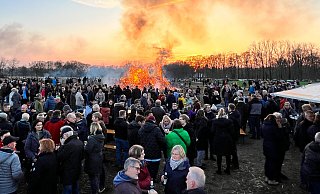 15 offizielle Osterfeuer brannten in Gütersloh an den Feiertagen. Auch der Bürgerverein Sunder lockte viele Besucher an. - Jens Dünhölter 15 offizielle Osterfeuer brannten in Gütersloh an den Feiertagen. Auch der Bürgerverein Sunder lockte viele Besucher an. - Jens Dünhölter