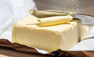 Bauernpräsident: Vorerst keine Entspannung bei Butterpreisen. (Symbolbild) - Hendrik Schmidt/dpa Bauernpräsident: Vorerst keine Entspannung bei Butterpreisen. (Symbolbild) - Hendrik Schmidt/dpa