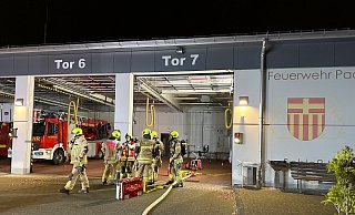 "Heimarbeit" für die Feuerwehr: Ein heißgelaufener Kompressor in der Feuer- und Rettungswache Schloß Neuhaus löste am Sonntagabend die interne Brandmeldeanlage aus. - Ralph Meyer "Heimarbeit" für die Feuerwehr: Ein heißgelaufener Kompressor in der Feuer- und Rettungswache Schloß Neuhaus löste am Sonntagabend die interne Brandmeldeanlage aus. - Ralph Meyer