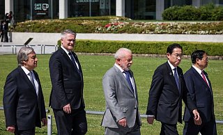 Luiz Inacio Lula da Silva (M) mit anderen Gipfelteilnehmern beim G7-Treffen in Hiroshima. - Takashi Aoyama/Getty Images Pool via AP/dpa Luiz Inacio Lula da Silva (M) mit anderen Gipfelteilnehmern beim G7-Treffen in Hiroshima. - Takashi Aoyama/Getty Images Pool via AP/dpa