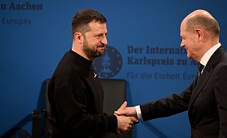 Der ukrainische Präsident Wolodymyr Selenskyj schüttelt Bundeskanzler Olaf Scholz nach dessen Rede bei der Verleihung des Karlspreises die Hand. - Ina Fassbender/Pool AFP/dpa Der ukrainische Präsident Wolodymyr Selenskyj schüttelt Bundeskanzler Olaf Scholz nach dessen Rede bei der Verleihung des Karlspreises die Hand. - Ina Fassbender/Pool AFP/dpa