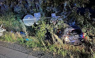 Beim Unfall auf der A33 bei Borchen werden die beiden Insassen schwer verletzt. - Feuerwehr Borchen Beim Unfall auf der A33 bei Borchen werden die beiden Insassen schwer verletzt. - Feuerwehr Borchen
