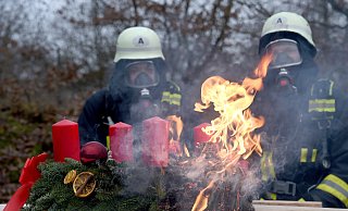 Bei der Weihnachtsdeko mit echten Kerzen können schnell Brandgefahren entstehen, davor warnt die Feuerwehr. - picture alliance / Carsten Rehde Bei der Weihnachtsdeko mit echten Kerzen können schnell Brandgefahren entstehen, davor warnt die Feuerwehr. - picture alliance / Carsten Rehde