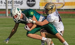 Hohe Intensität: Im Derby ging es in vielen Situationen kämpferisch zu, auch die heißen Bedingungen taten ihr Übriges. Dennoch konnten die Bulldogs den Verteidigern der Paderborner immer wieder entwischen. - Andreas Zobe Hohe Intensität: Im Derby ging es in vielen Situationen kämpferisch zu, auch die heißen Bedingungen taten ihr Übriges. Dennoch konnten die Bulldogs den Verteidigern der Paderborner immer wieder entwischen. - Andreas Zobe