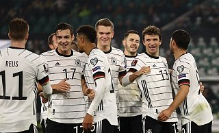 Die DFB-Spieler machten in Wolfsburg sowohl ihren Trainer als auch die Fans zufrieden. - Foto: Christian Charisius/dpa Die DFB-Spieler machten in Wolfsburg sowohl ihren Trainer als auch die Fans zufrieden. - Foto: Christian Charisius/dpa
