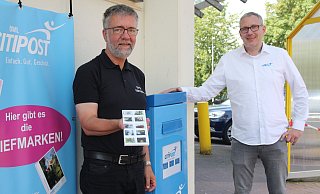 Axel Brinkmann, Inhaber der Edeka-Filiale an der Königstraße (l.), hält die Briefmarken mit den Löhner Motiven in der Hand, die ihm Marco Rabeneick von der Citipost OWL überreicht hat. - Anthea Moschner Axel Brinkmann, Inhaber der Edeka-Filiale an der Königstraße (l.), hält die Briefmarken mit den Löhner Motiven in der Hand, die ihm Marco Rabeneick von der Citipost OWL überreicht hat. - Anthea Moschner