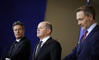 Die Bundesregierung um Robert Habeck (v. l.), Olaf Scholz und Christian Lindner steht vor dem Aus. - picture alliance / photothek Die Bundesregierung um Robert Habeck (v. l.), Olaf Scholz und Christian Lindner steht vor dem Aus. - picture alliance / photothek