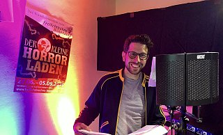 Carsten Meier agiert in dieser Saison nicht auf der Bühne, sondern backstage als Erzähler im Hörspiel "Hänsel und Gretel". - Freilichtbühne Bökendorf Carsten Meier agiert in dieser Saison nicht auf der Bühne, sondern backstage als Erzähler im Hörspiel "Hänsel und Gretel". - Freilichtbühne Bökendorf