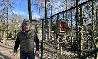 Thorsten Dodt neben der Voliere, aus der die Waldkäuze beim Sturm entflogen sind. Jetzt gibt es erste Bilder von einem der Vermissten, die mit einer Wildkamera aufgenommen wurden. - Natalie Gottwald Thorsten Dodt neben der Voliere, aus der die Waldkäuze beim Sturm entflogen sind. Jetzt gibt es erste Bilder von einem der Vermissten, die mit einer Wildkamera aufgenommen wurden. - Natalie Gottwald