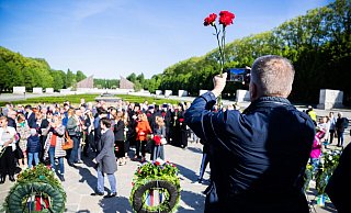 Zahlreiche Menschen besuchten das Sowjetische Ehrenmal im Treptower Park in Berlin. - Christoph Soeder/dpa Zahlreiche Menschen besuchten das Sowjetische Ehrenmal im Treptower Park in Berlin. - Christoph Soeder/dpa